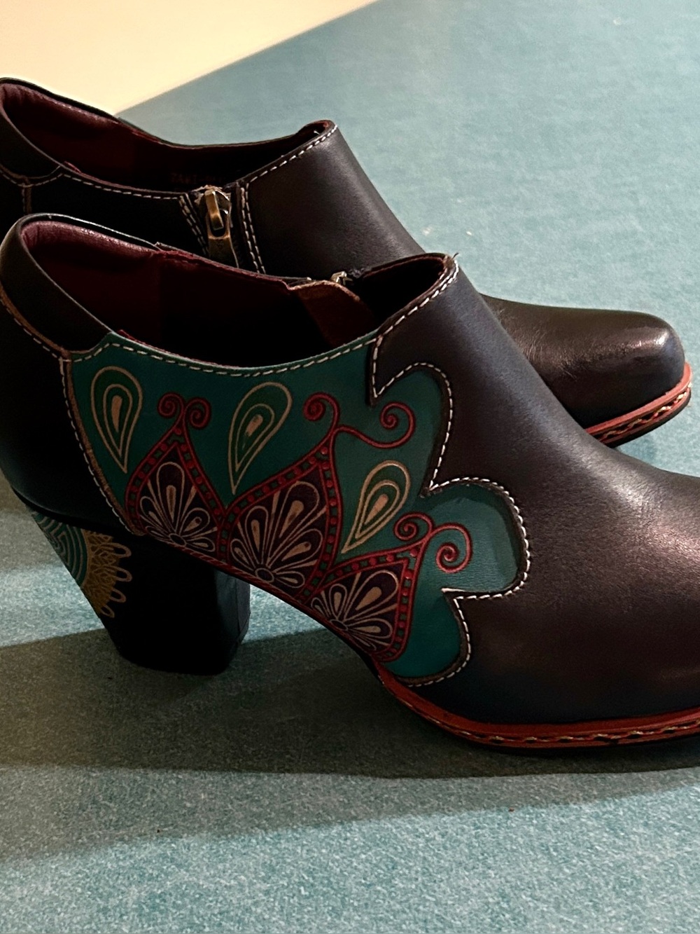 L’Artiste Spring Step Black with Colorful Southwest Design Ankle Shoes Size 8